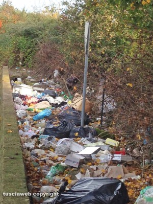 Orte - Rifiuti nelle piazzole della superstrada