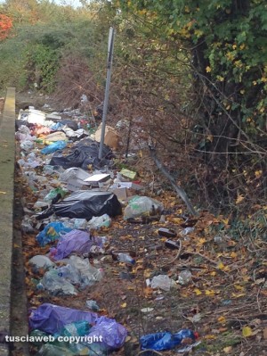 Orte - Rifiuti nelle piazzole della superstrada