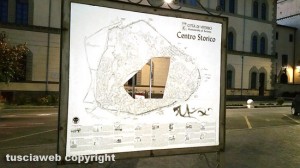 Viterbo - Piazza della Rocca - Una mappa della città rotta