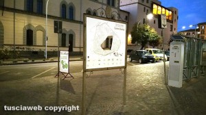 Viterbo - Piazza della Rocca - Una mappa della città rotta