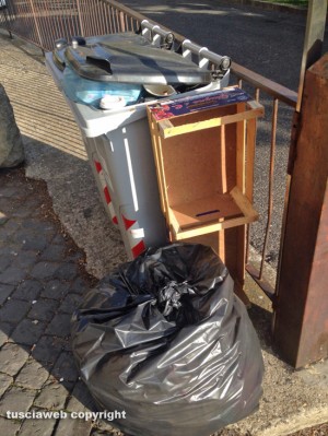Viterbo - Rifiuti in via S. Maria in Volturno