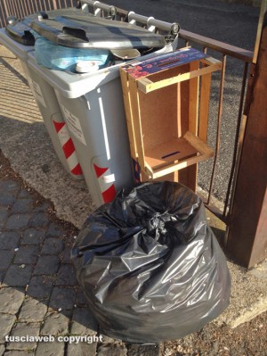 Viterbo - Rifiuti in via S. Maria in Volturno