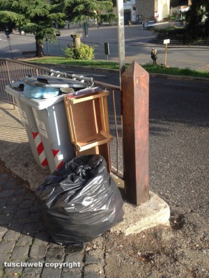 Viterbo - Rifiuti in via S. Maria in Volturno