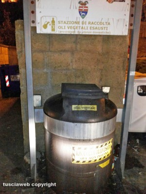 Bolsena - Piazza Nassirya - Contenitore oli esausti stracolmo