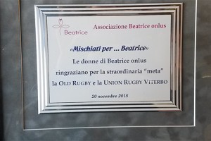 Viterbo - La targa consegnata dall'onlus Beatrice all'Old rugby