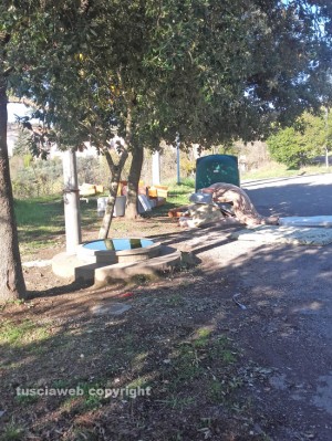 Viterbo - L'immondizia abbandonata 