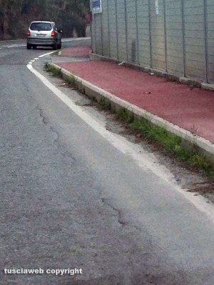 Viterbo - Strada Bagni - Il breccino lungo il marciapiedi