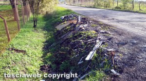 Tuscania - Pullman Cotral a fuoco, cenere e detriti sulla Martana