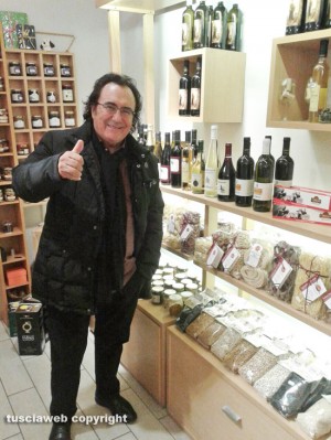 Albano degusta i prodotti tipici della Tuscia nel negozio di Mugnano "La bottega degli Orsini"