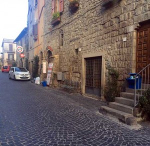 Pianoscarano - Rifiuti lungo una via