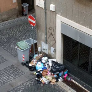 Viterbo - Rifiuti su via Orologio Vecchio
