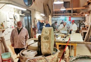 Circolo anziani al lavoro per realizzare le scenografie 