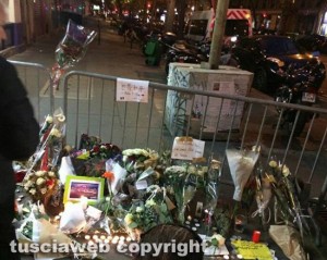 Parigi - Raffica di attacchi terroristici islamici - Fiori davanti alla sala da concerti Bataclan