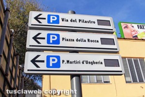 Viterbo - I cartelli a indicazione variabile per i parcheggi