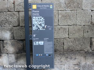 Viterbo - Piazza Dante - Il cartello turistico