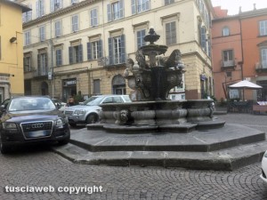 Viterbo - Parcheggio selvaggio a piazza delle Erbe