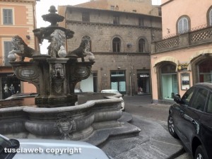 Viterbo - Parcheggio selvaggio a piazza delle Erbe