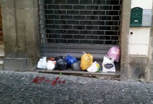 Viterbo - Rifiuti su via Orologio Vecchio