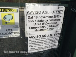 Viterbo - L'avviso di chiusura dell'eco centro al Riello 