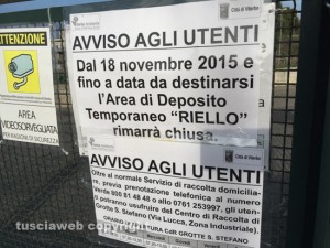 Viterbo - L'avviso di chiusura dell'eco centro al Riello 