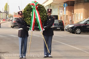 Viterbo - La deposizione della corona al sacello dei caduti durante le celebrazioni del 4 novembre