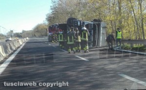 Soriano - Camion si ribalta, superstrada chiusa in direzione Orte