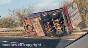 Autostrada del sole - A1 - Camion perde il rimorchio