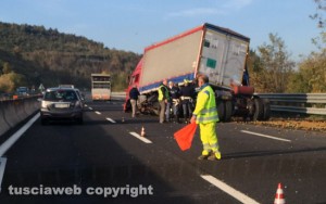 Autostrada del sole - A1 - Camion perde il rimorchio