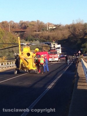 Vallerano - I soccorsi sul ponte dove è precipitata la donna