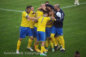 Sport - Calcio - L'esultanza della Viterbese dopo il successo sul Lanusei