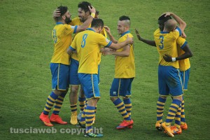 Sport - Calcio - Viterbese - L'esultanza dei gialloblù dopo la rete di Matias Cuffa