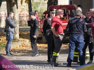 Nepi - Malviventi muoiono mentre tentano di fuggire -  I carabinieri e i vigili del fuoco in via Garibaldi
