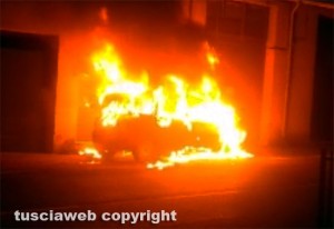 Un'auto in fiamme
