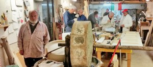 Circolo anziani al lavoro per realizzare le scenografie