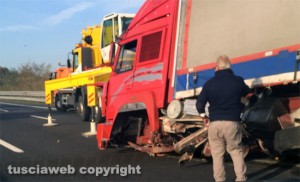 Autostrada del sole - A1 - Camion perde il rimorchio