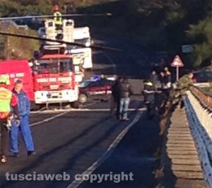 Vallerano - I soccorsi sul ponte dove è precipitata la donna
