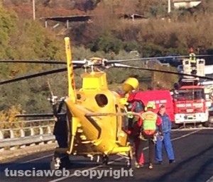 Vallerano - I soccorsi sul ponte dove è precipitata la donna