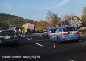 Autostrada del sole - A1 - Camion perde il rimorchio