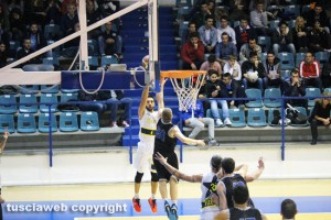 Sport - Basket - Stella azzurra - Michele Peroni mentre realizza un tiro da 3-punti