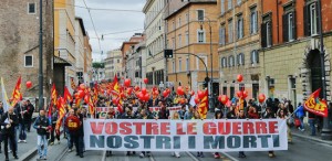 Un momento della manifestazione in piazza 