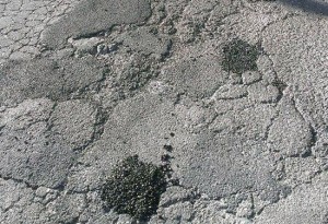 Viterbo - Le buche rattoppate in strada Capretta