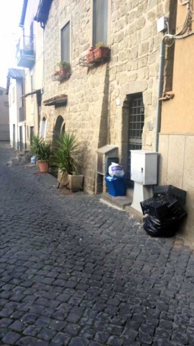 Pianoscarano - Rifiuti lungo una via