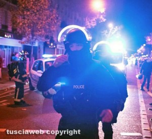 Parigi - Raffica di attacchi terroristici islamici - Le immagini scattate fuori dal ristorante