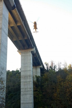 L'elicottero sorvola il ponte
