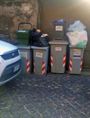 Pianoscarano - Rifiuti lungo una via