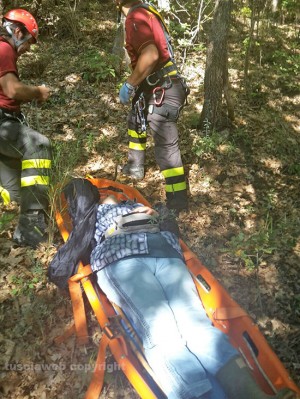 I vigili del fuoco salvano una donna caduta in un dirupo