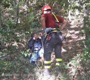 I vigili del fuoco salvano una donna caduta in un dirupo