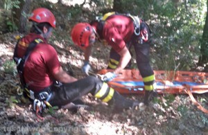 I vigili del fuoco salvano una donna caduta in un dirupo