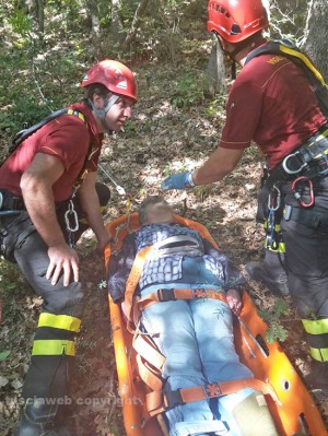 I vigili del fuoco salvano una donna caduta in un dirupo