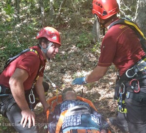 I vigili del fuoco salvano una donna caduta in un dirupo
